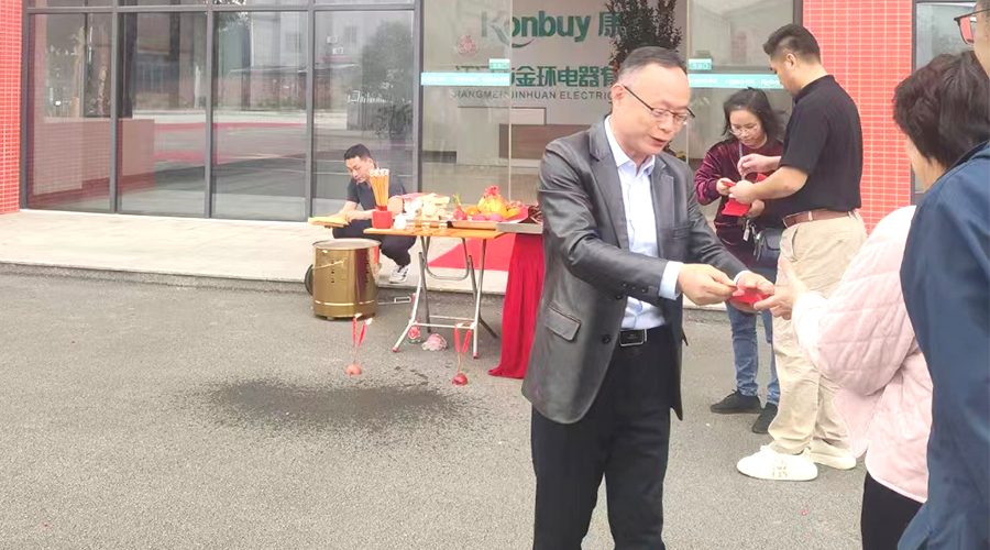 開工好兆頭！金環(huán)電器為全體員工發(fā)放紅包福利！
