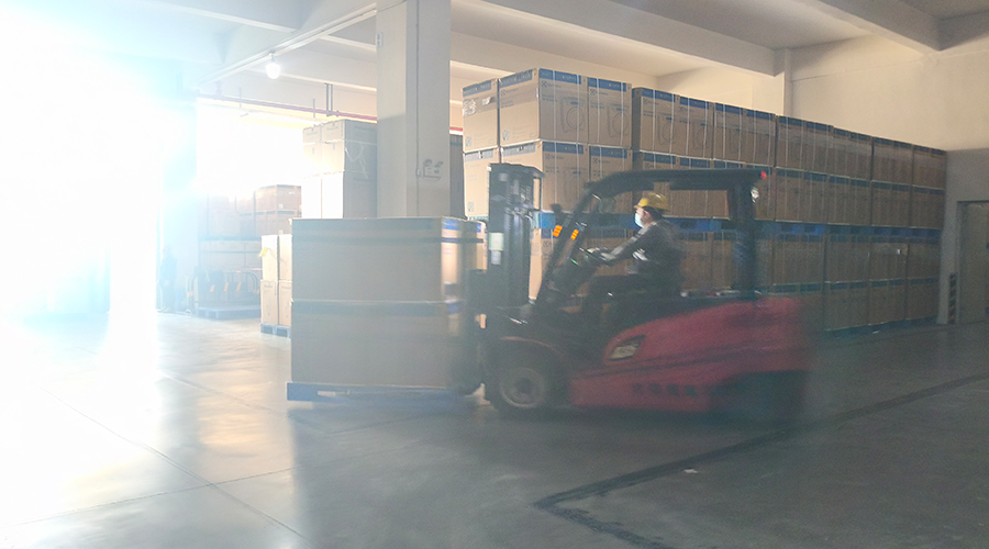 倉庫繁忙，每日多條柜滾筒干衣機發(fā)往全球