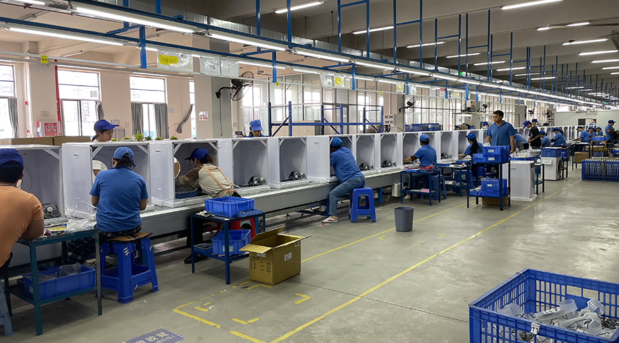 四月訂單高峰，車間繁忙景象