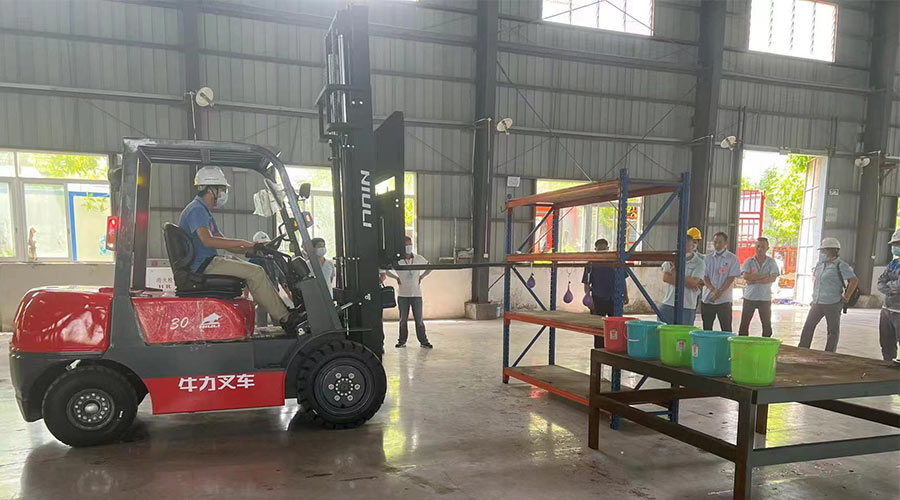比技能 展風(fēng)采！金環(huán)電器參與鶴城鎮(zhèn)第二屆企業(yè)職工叉車技能競(jìng)賽
